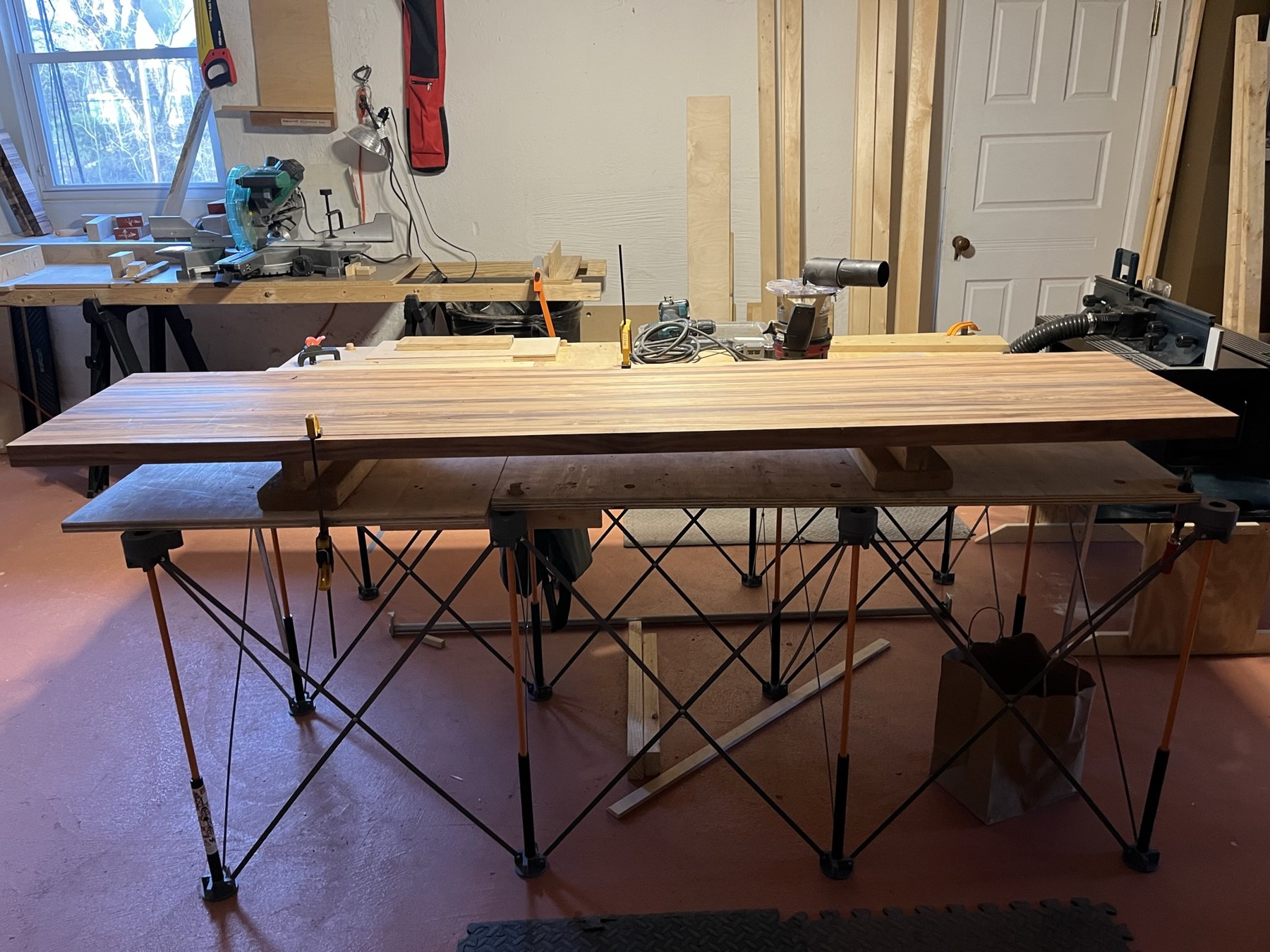 Long curupay counter section supported in the workshop