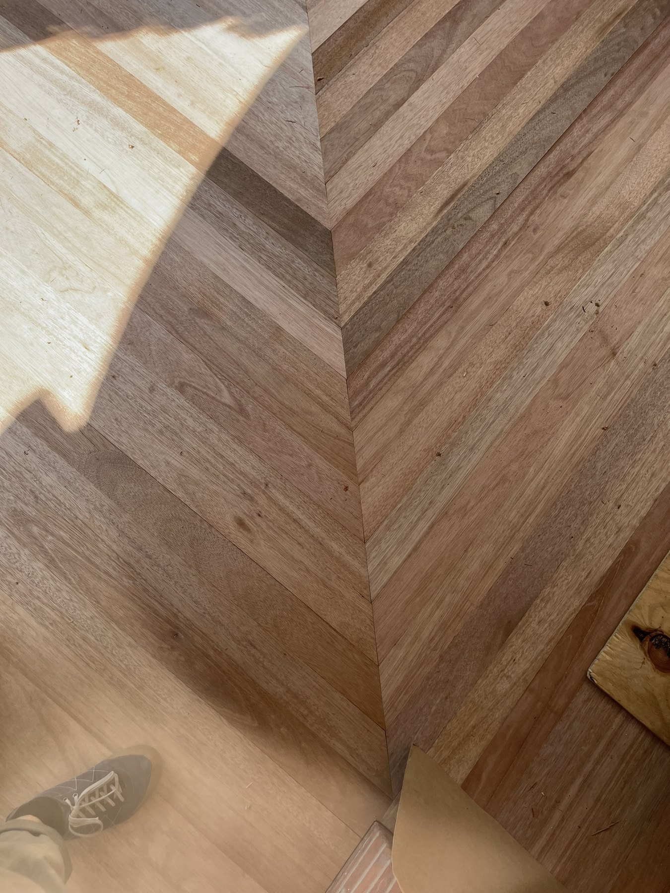 Meranti decking changing direction along a miter at the circular porch corner